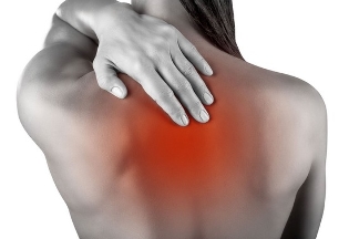 Šta uzrokuje bol između ramenskih lopatica?