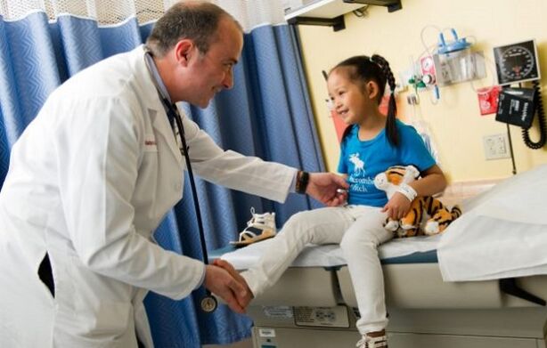 liječnik pregleda dijete s artrozom kuka