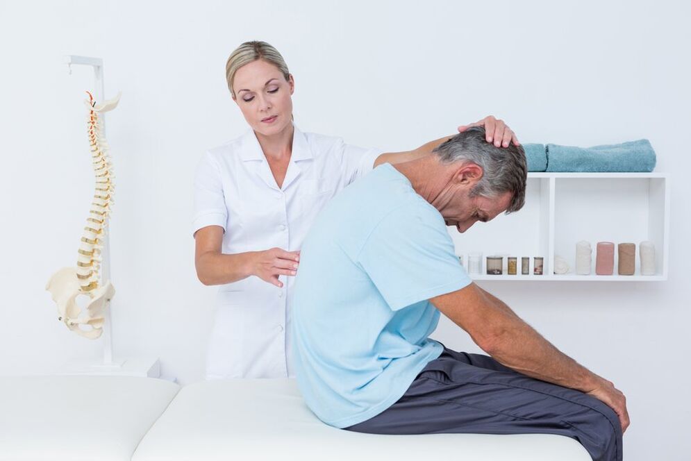 liječnik pregledava leđa s osteohondrozo