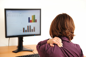 Cervikalna osteohondroza kod žene koja sjedi za računalom